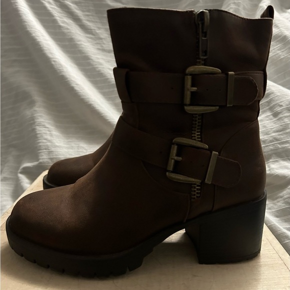 Style Torrid Brown Chunky Zip Ankle Bootie Lug-Heel Faux Leather 8W Worn… - Picture 1 of 9